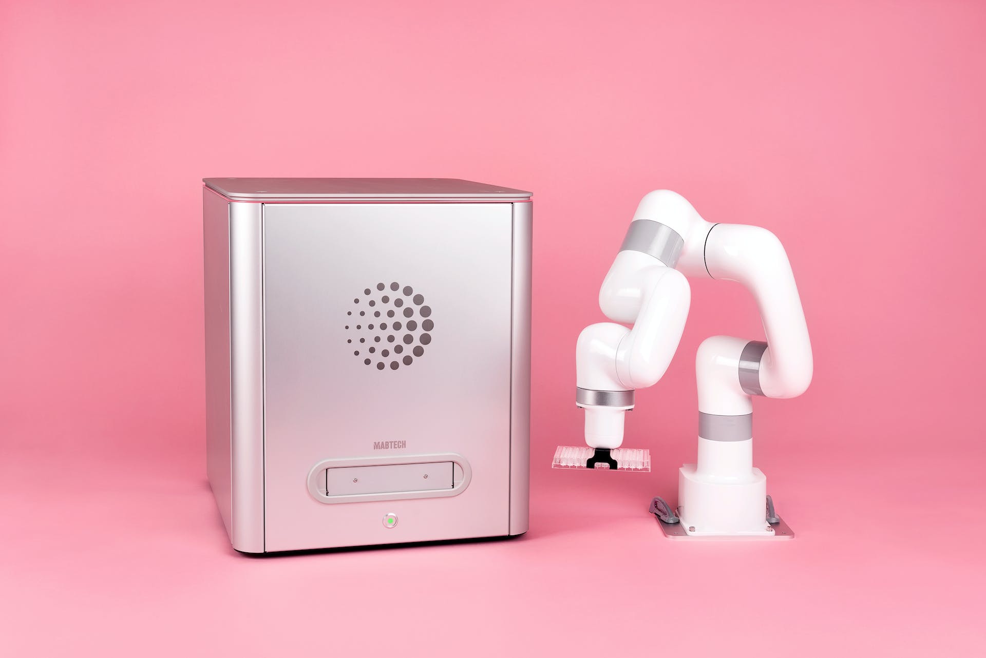 IRIS-robot-highres.jpg IRIS-robot-highres.jpg